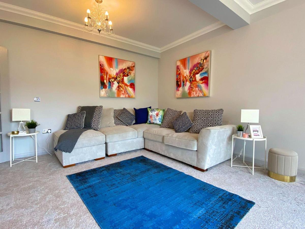 Beautiful Large 4 Bedroom House - 5 Minute Walk To The Beach! - Great Location - Garden - Parking - Fast Wifi - Smart Tv - Newly Decorated - Sleeps Up To 10! Close To & Poole & Sandbanks